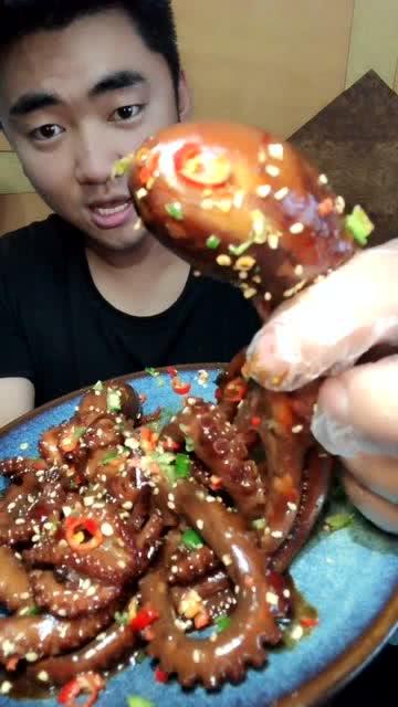 吃红烧八爪鱼视频,美味海鲜的烹饪秘籍大公开